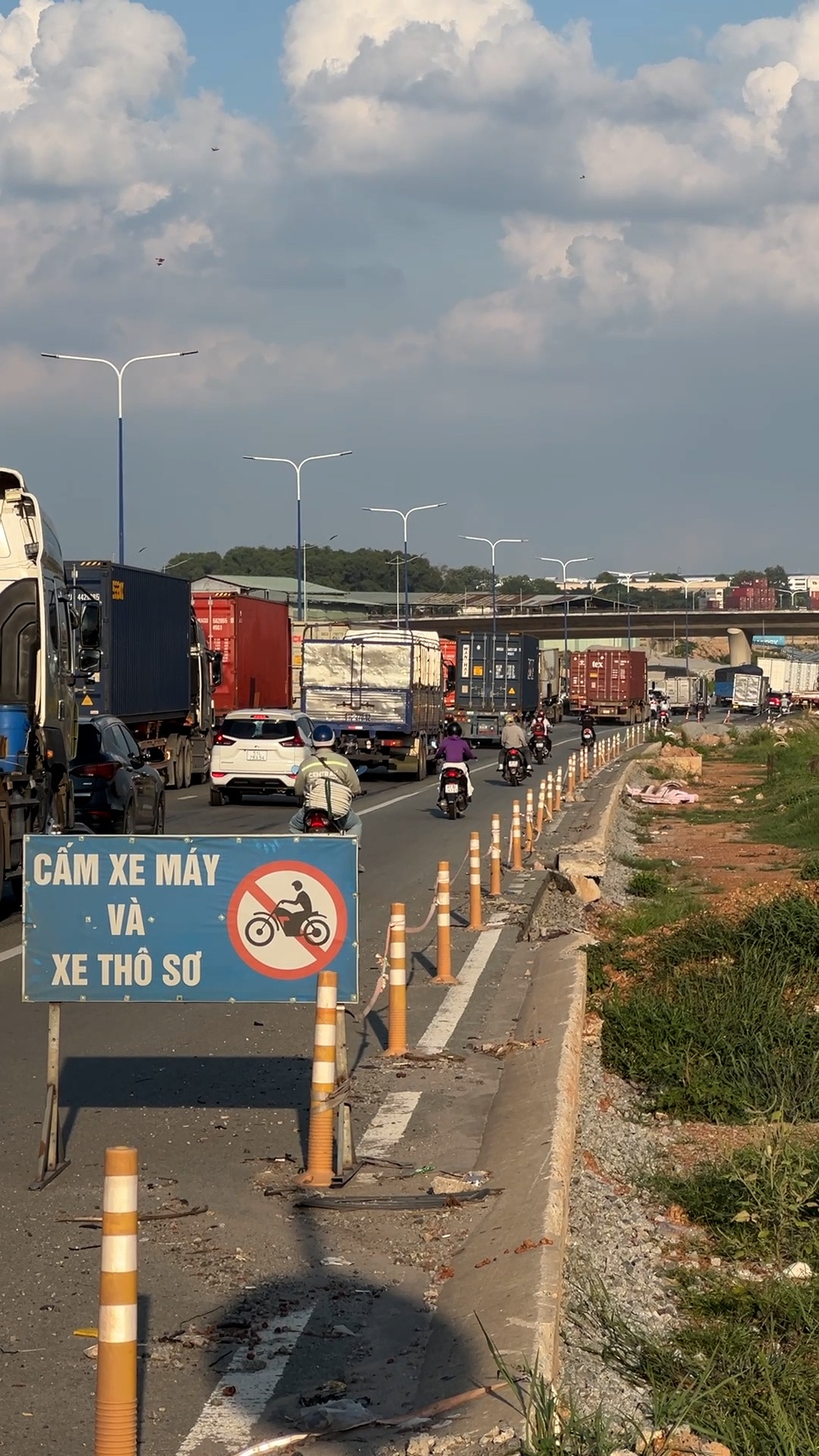 Người đi xe máy liều mình chạy vào khu vực cấm ở dự án Vành đai 3 TPHCM